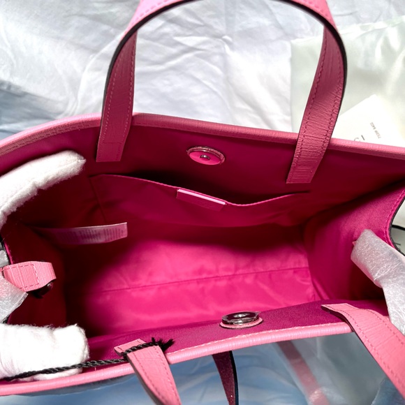 NWT GUCCI GG Supreme Strawberry Tote with Shoulder Strap - Picture 7 of 10